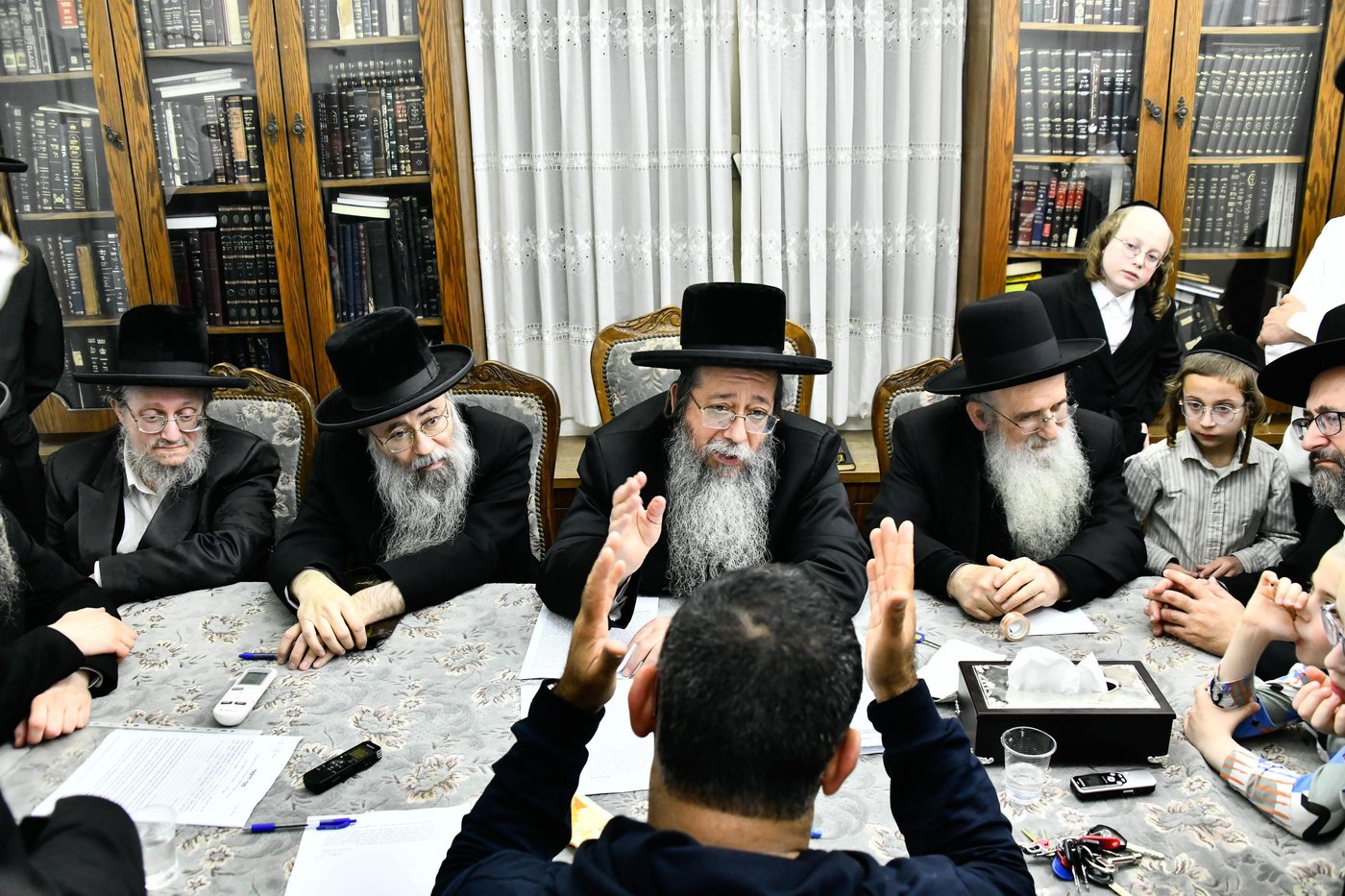 האדמו"ר משבט הלוי במכירת חמץ