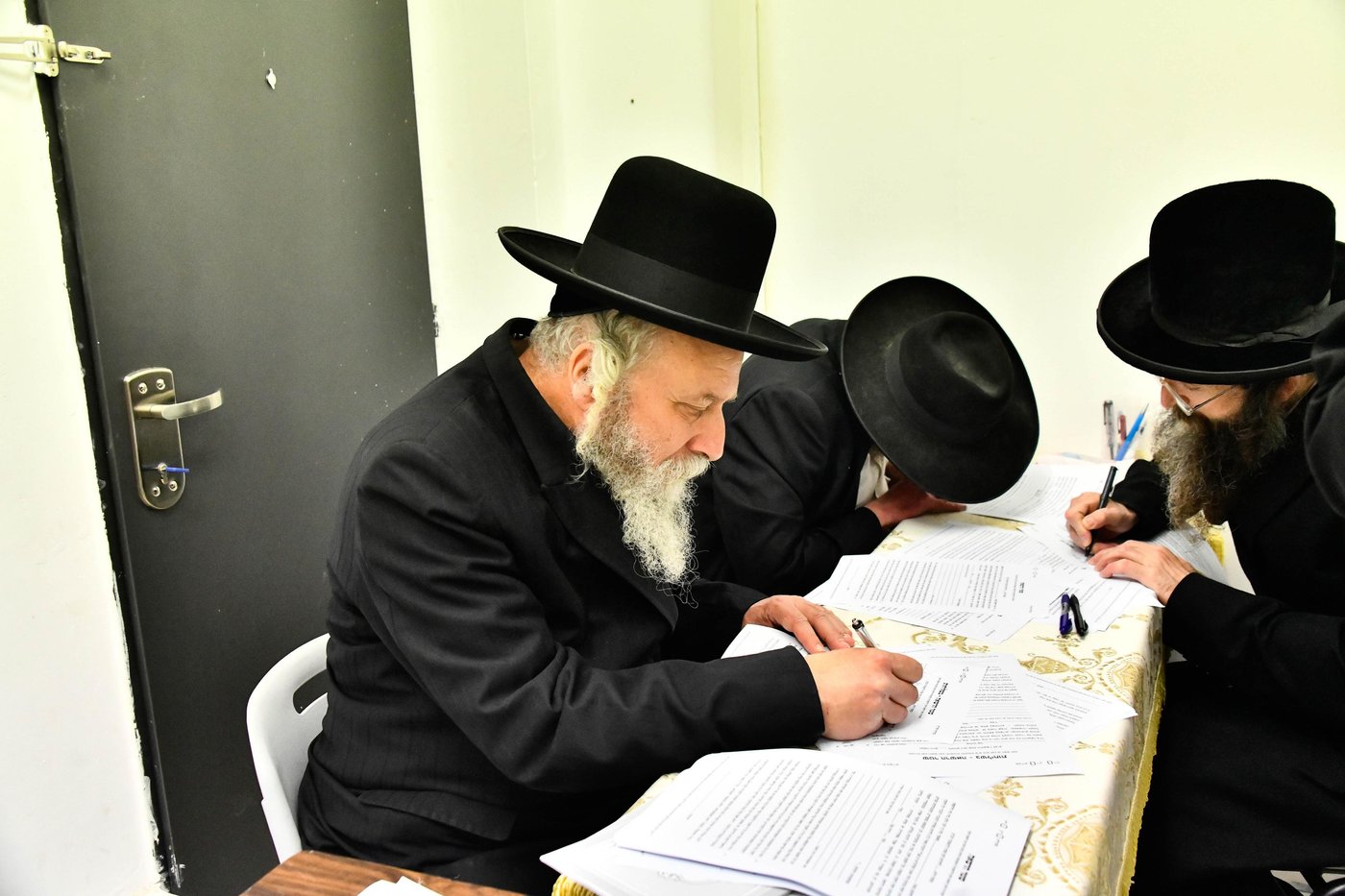 האדמו"ר משבט הלוי במכירת חמץ