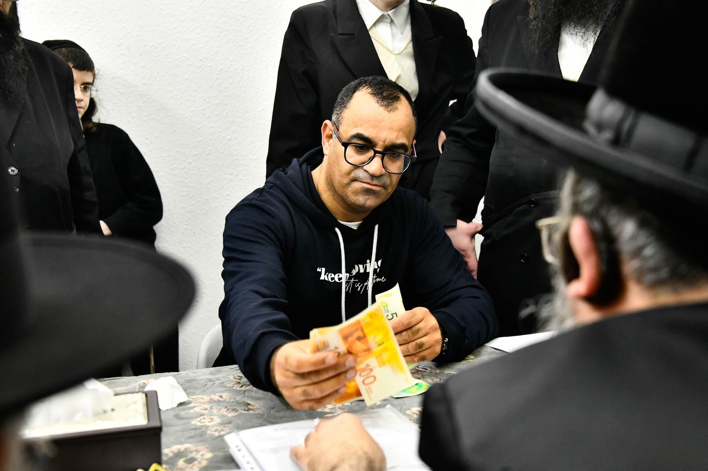 האדמו"ר משבט הלוי במכירת חמץ