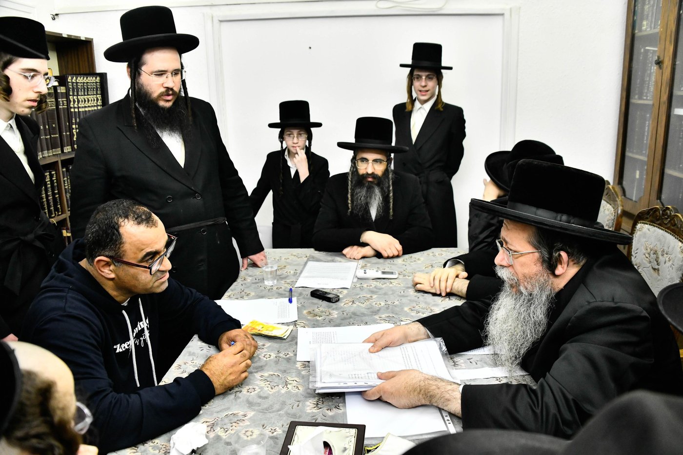 האדמו"ר משבט הלוי במכירת חמץ