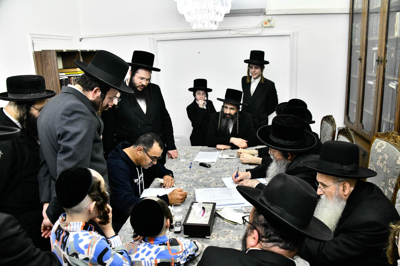 האדמו"ר משבט הלוי במכירת חמץ