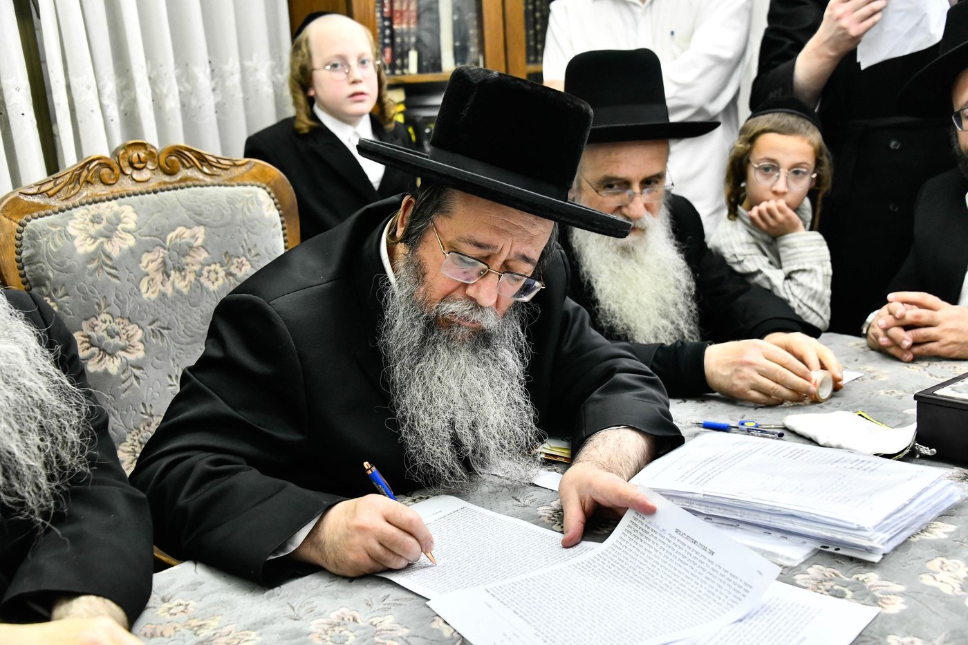 האדמו"ר משבט הלוי במכירת חמץ