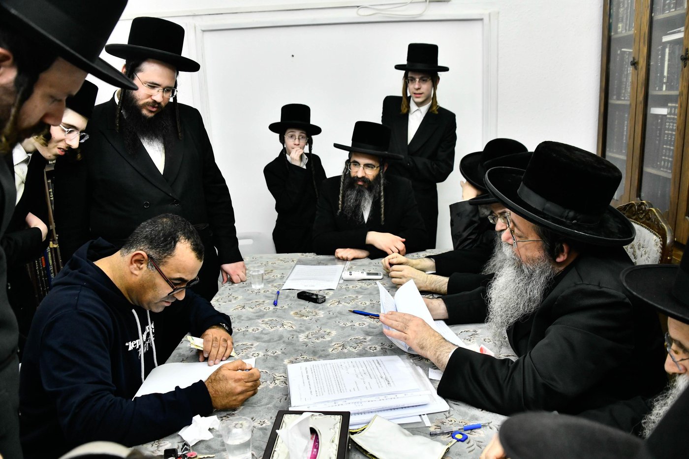 האדמו"ר משבט הלוי במכירת חמץ