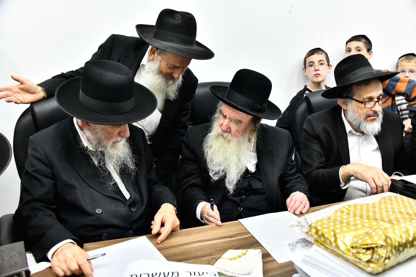 הגאון רבי מרדכי גרוס במכירת חמץ