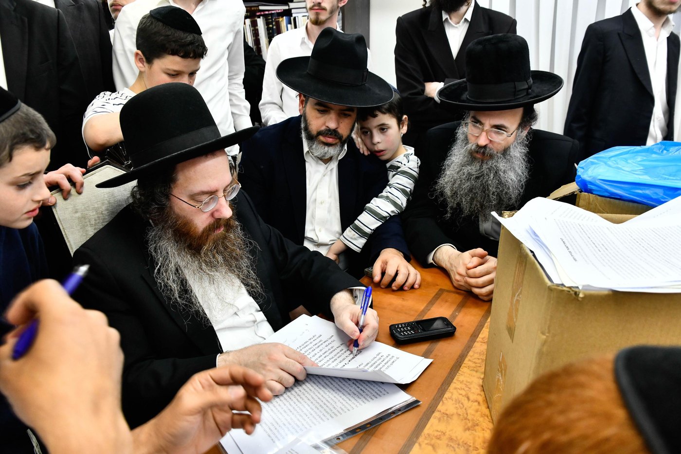 הגאון רבי עמרם פריד במכירת חמץ