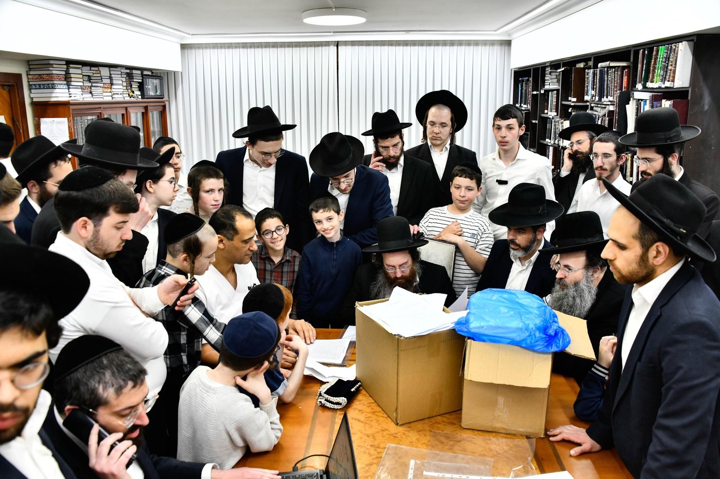 הגאון רבי עמרם פריד במכירת חמץ