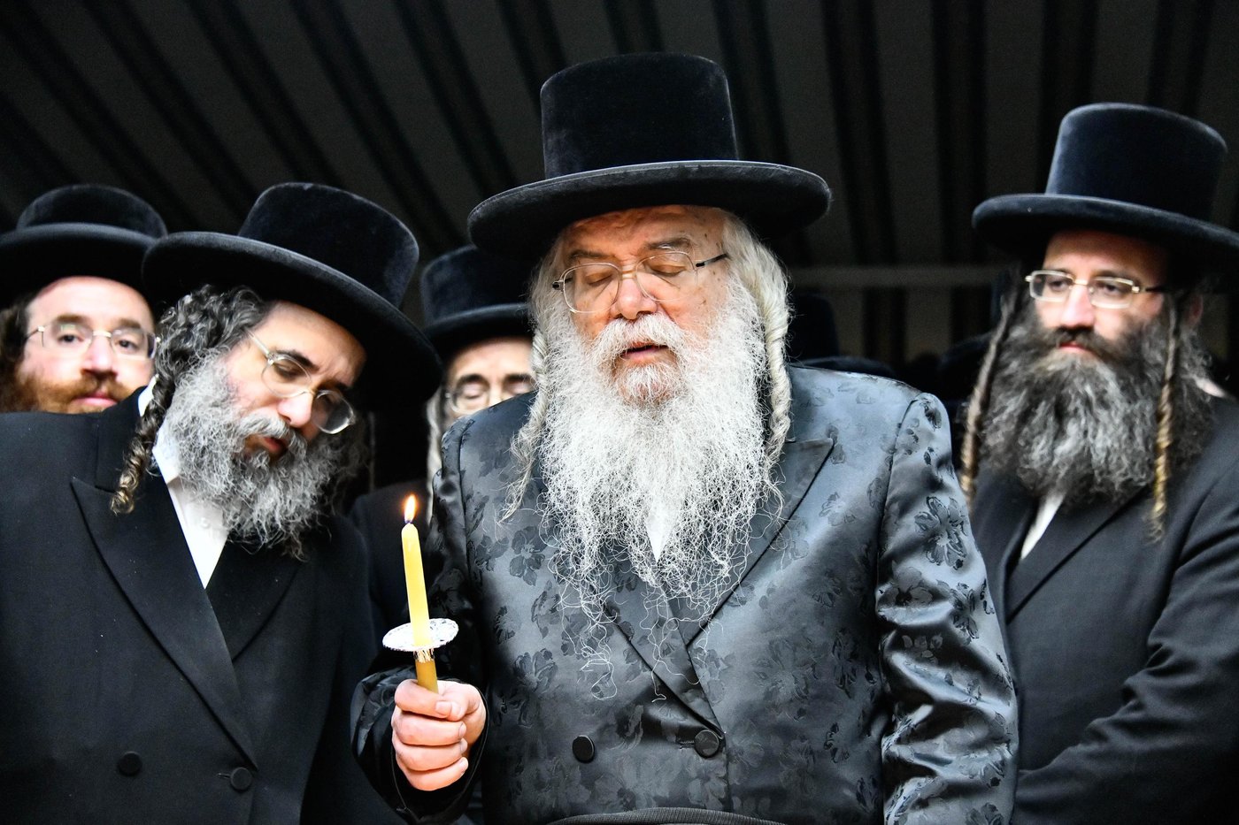 האדמו"ר מדארג בבדיקת חמץ