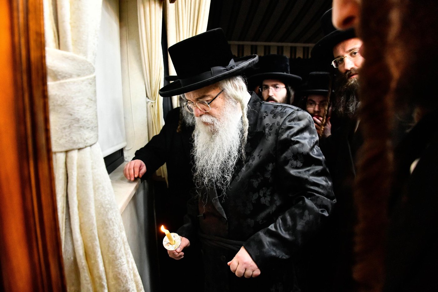 האדמו"ר מדארג בבדיקת חמץ