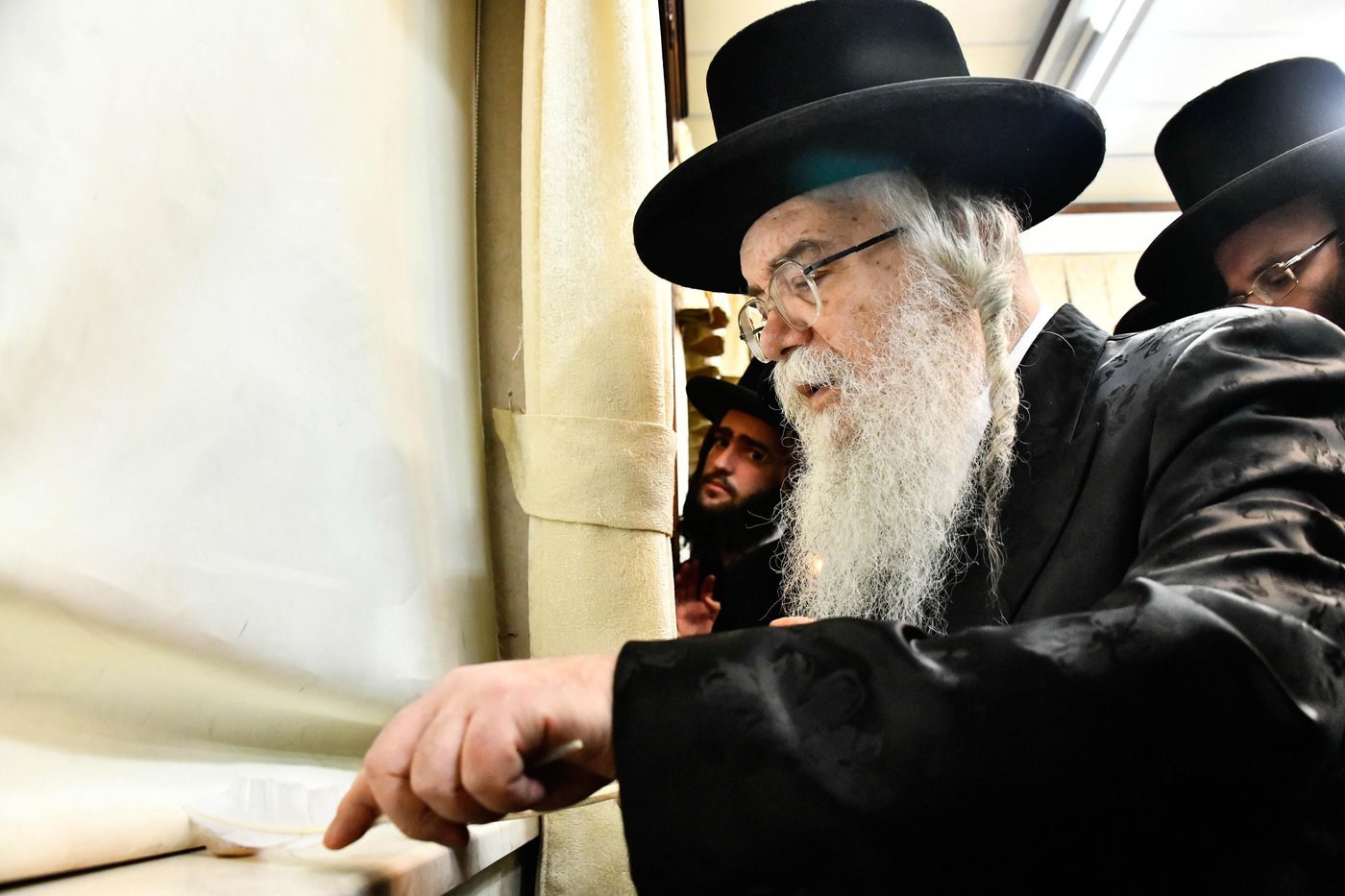 האדמו"ר מדארג בבדיקת חמץ