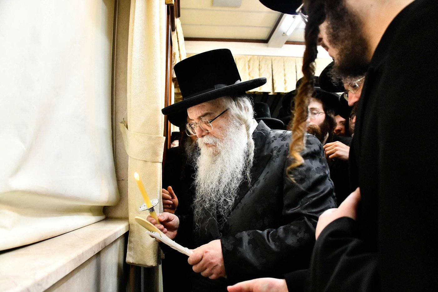 האדמו"ר מדארג בבדיקת חמץ