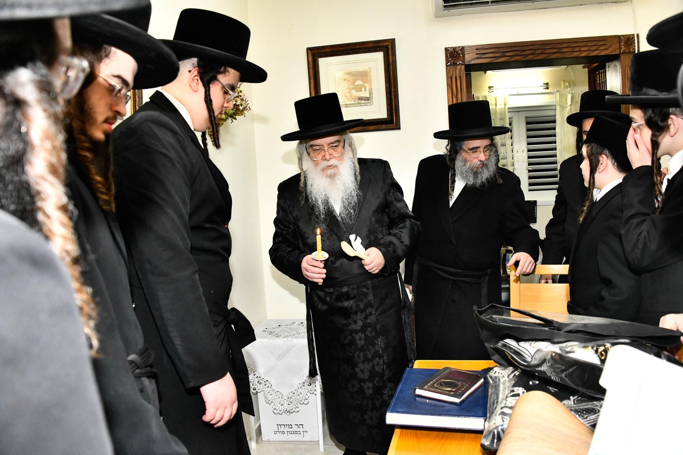 האדמו"ר מדארג בבדיקת חמץ