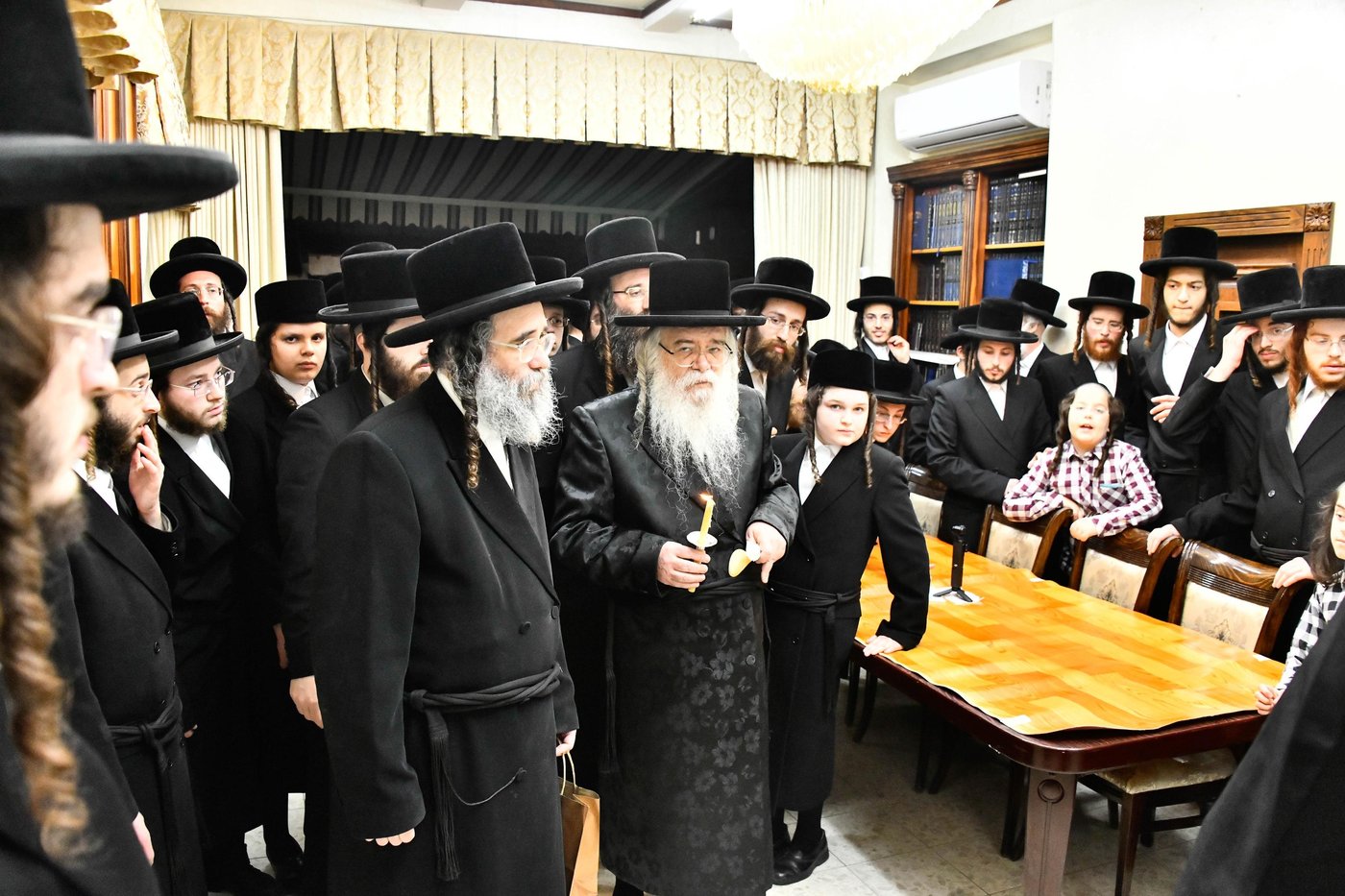 האדמו"ר מדארג בבדיקת חמץ