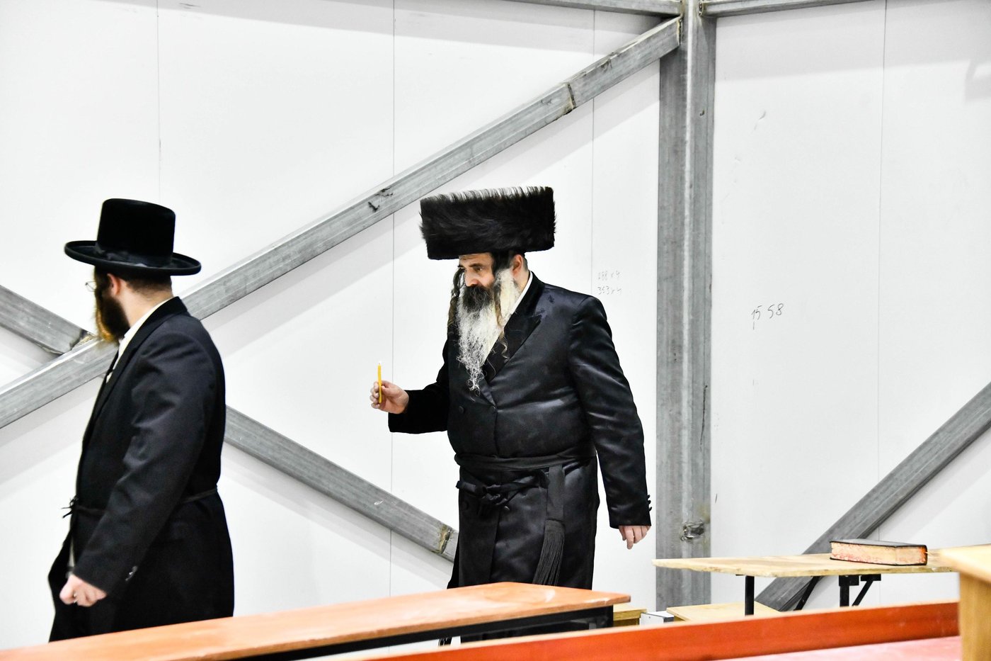 האדמו"ר מזוטשקא בבדיקת חמץ