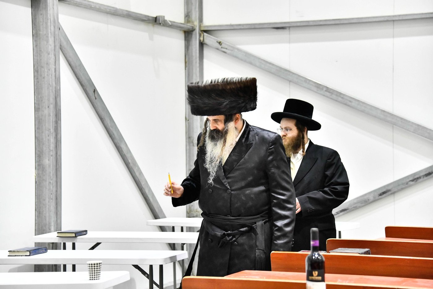 האדמו"ר מזוטשקא בבדיקת חמץ