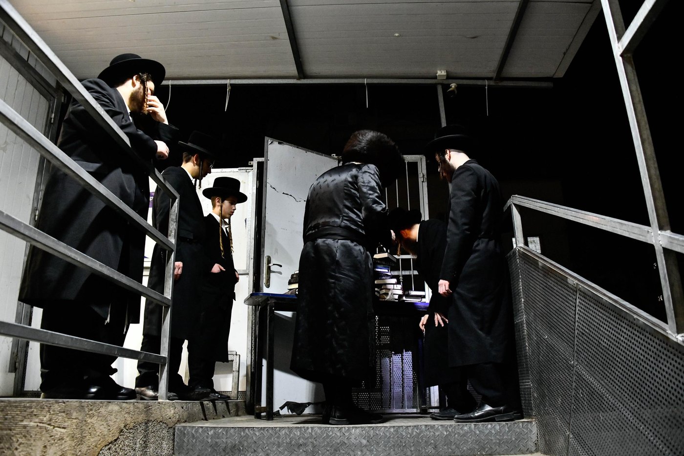 האדמו"ר מזוטשקא בבדיקת חמץ