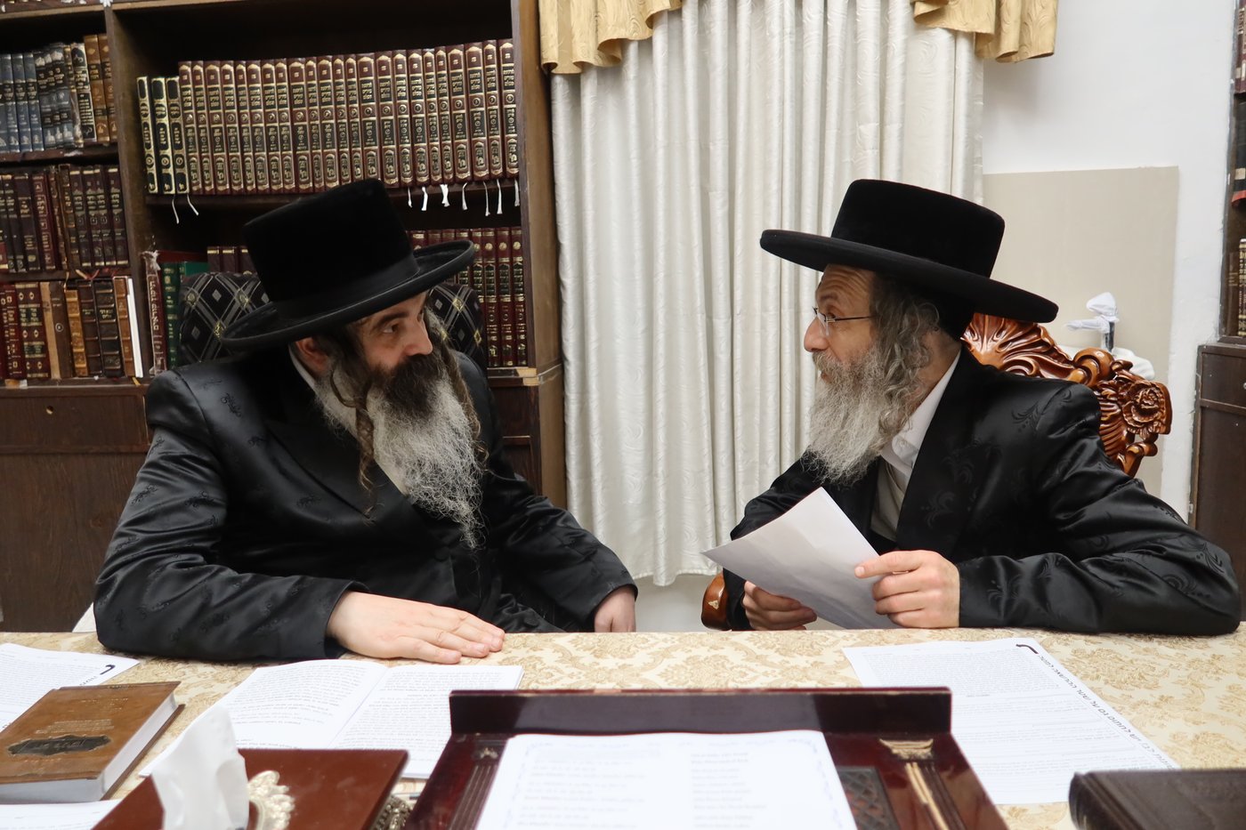 הרה"צ רבי אלימלך בידרמן במכירת חמץ אצל האדמו"ר מזוטשקא