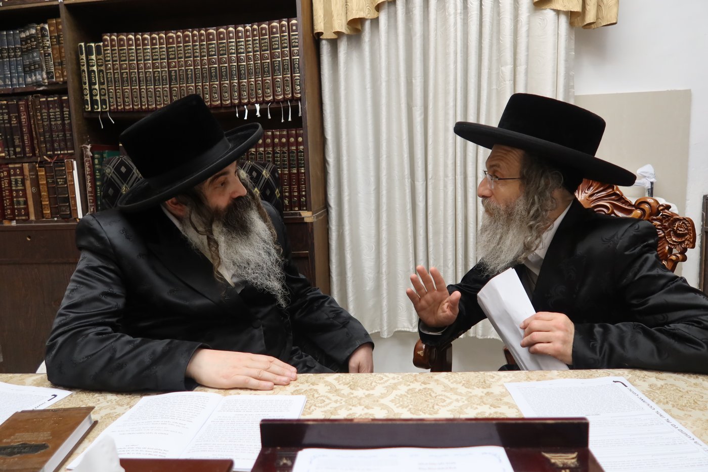 הרה"צ רבי אלימלך בידרמן במכירת חמץ אצל האדמו"ר מזוטשקא