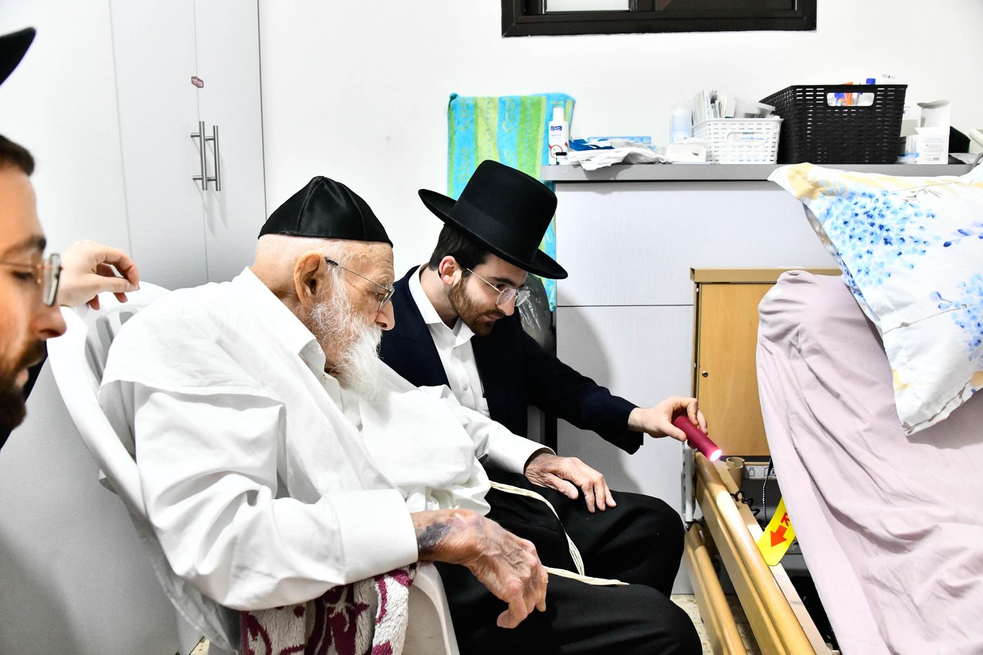 הגר"מ גריינמן בבדיקת חמץ