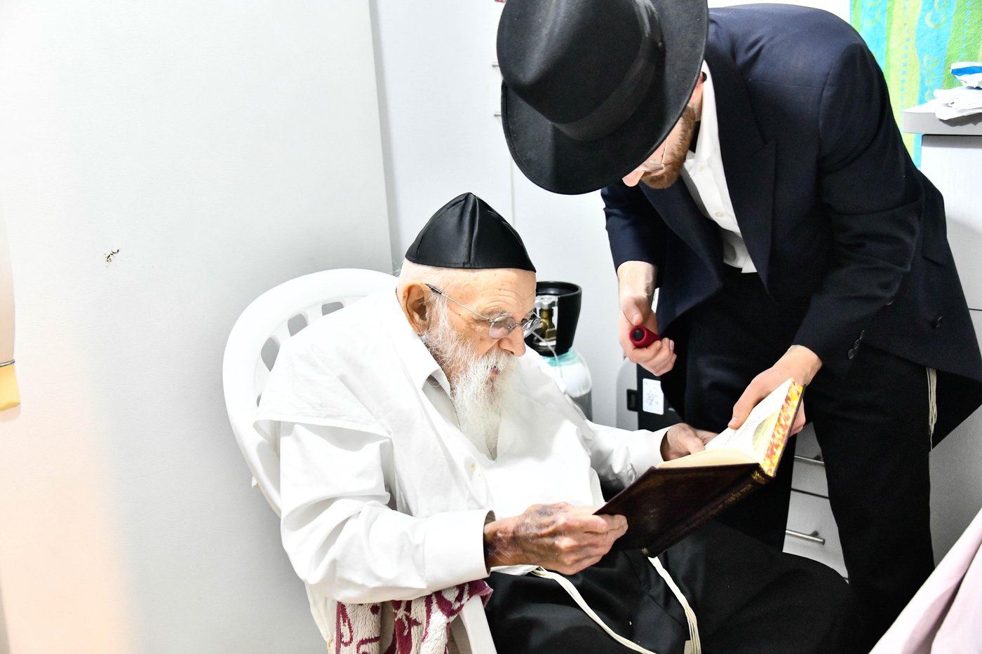 הגר"מ גריינמן בבדיקת חמץ