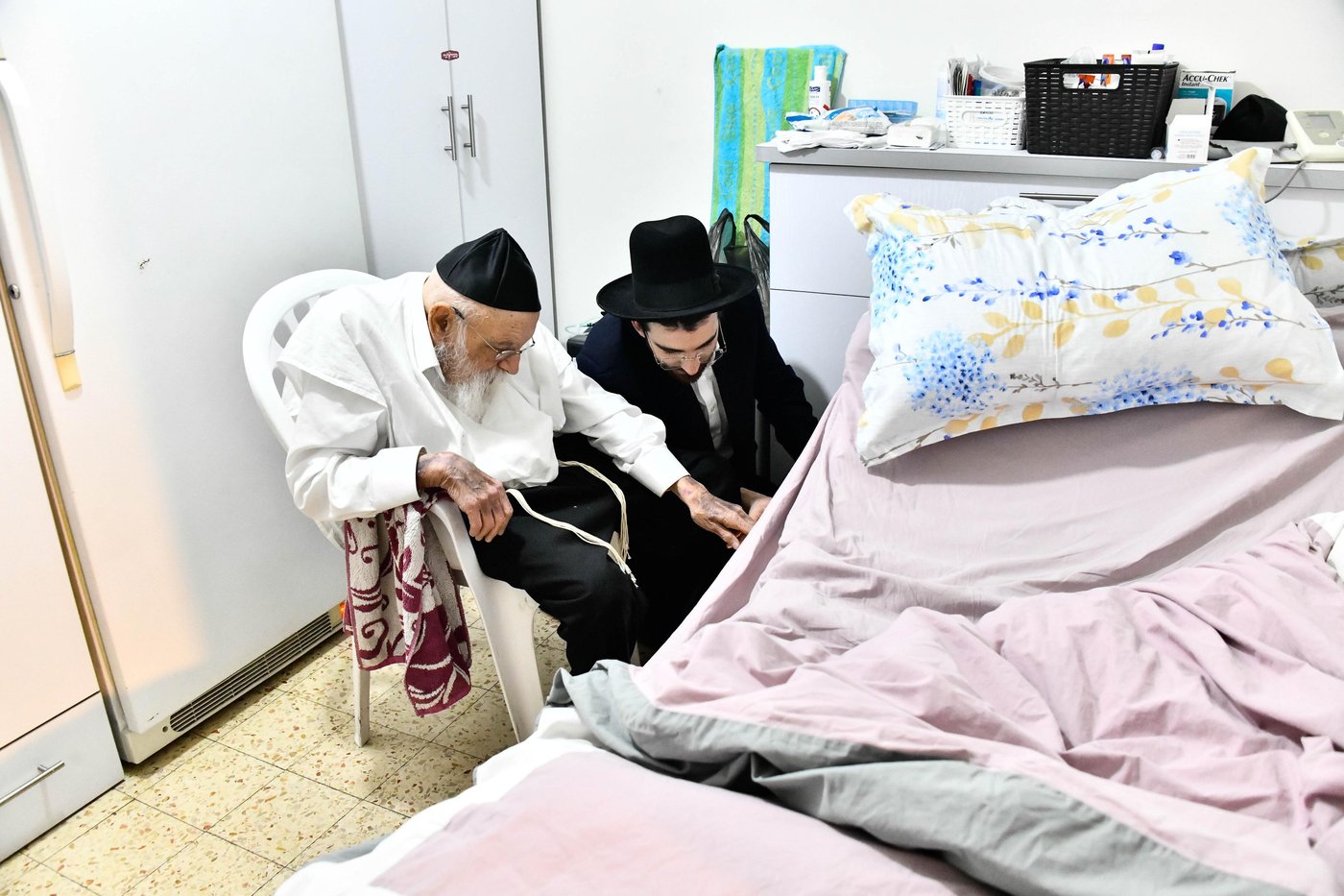 הגר"מ גריינמן בבדיקת חמץ