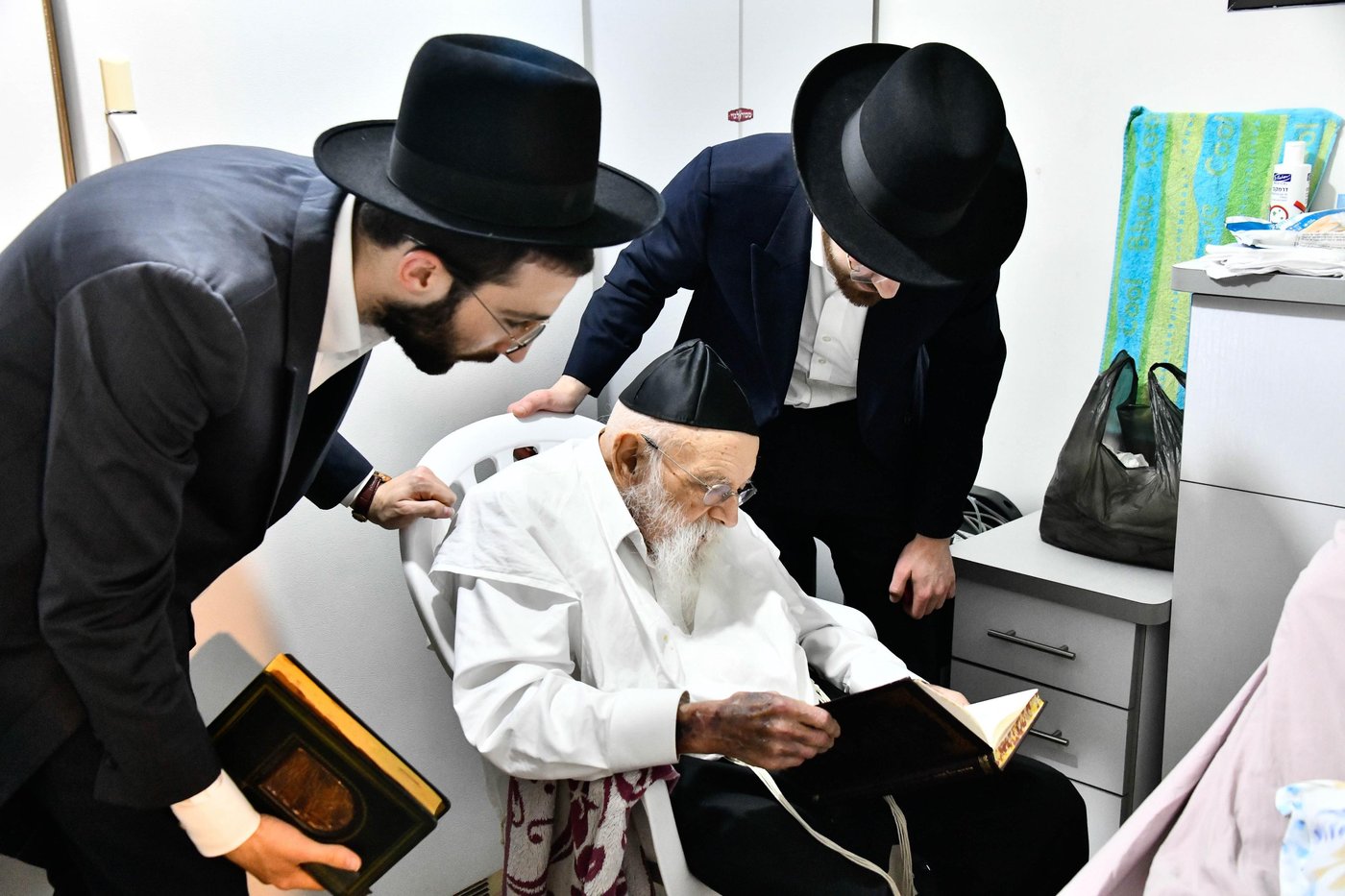 הגר"מ גריינמן בבדיקת חמץ