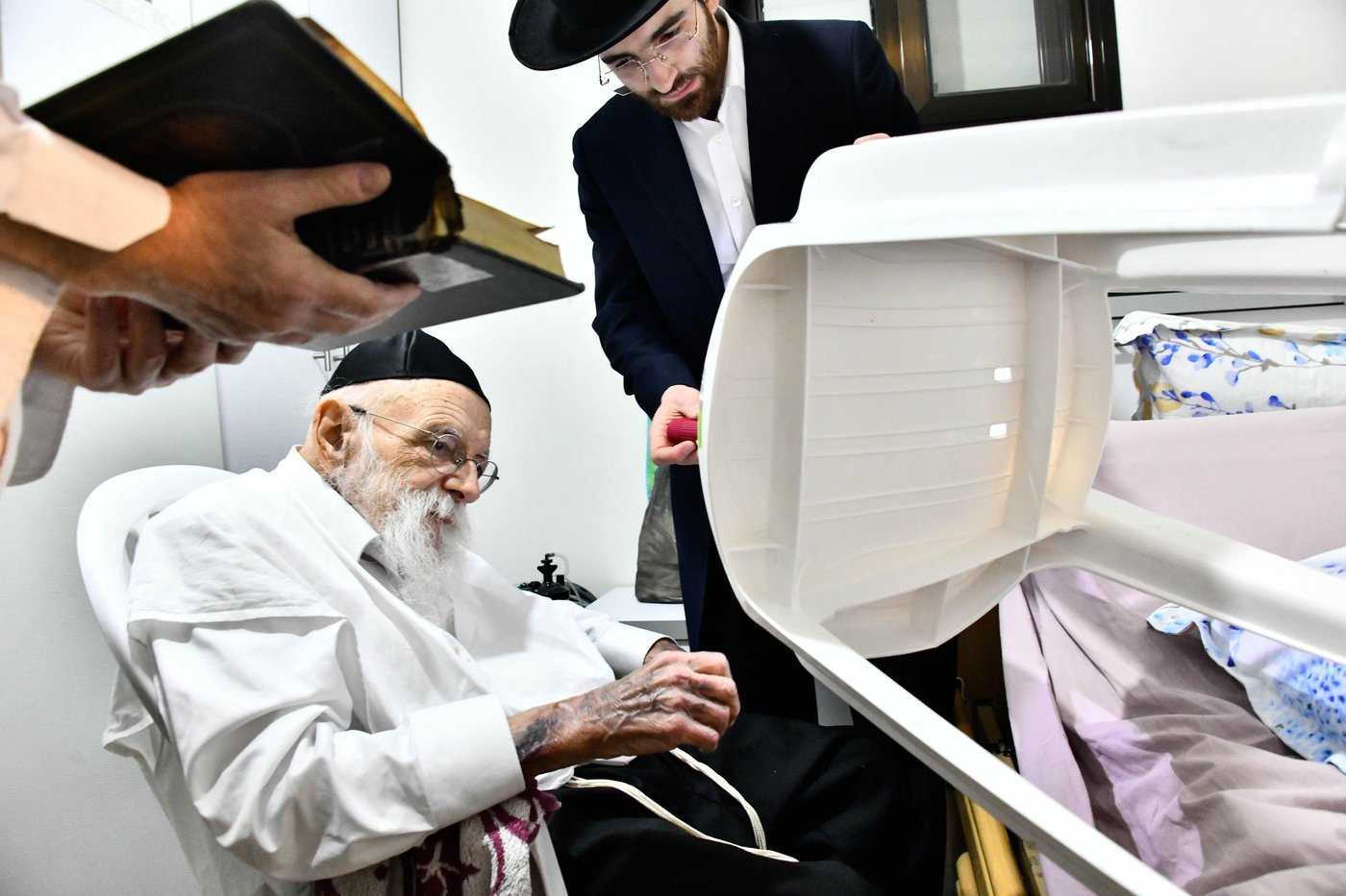 הגר"מ גריינמן בבדיקת חמץ