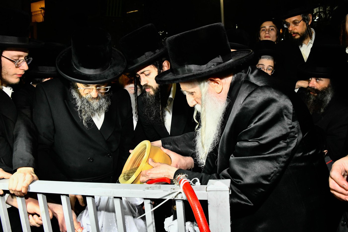 האדמו"ר ממכנובקא בעלזא במים שלנו