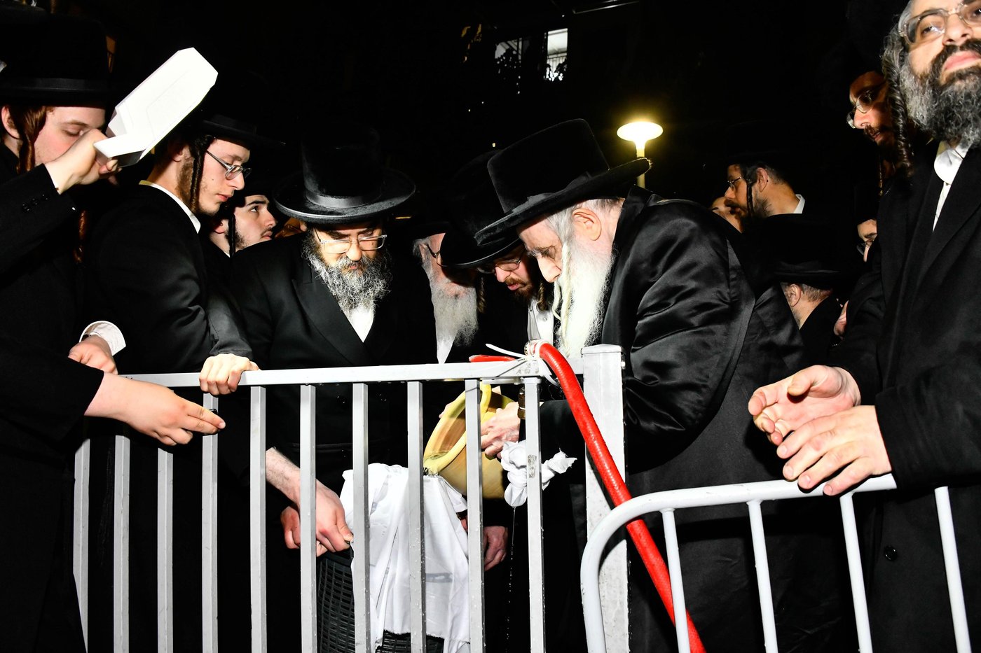 האדמו"ר ממכנובקא בעלזא במים שלנו