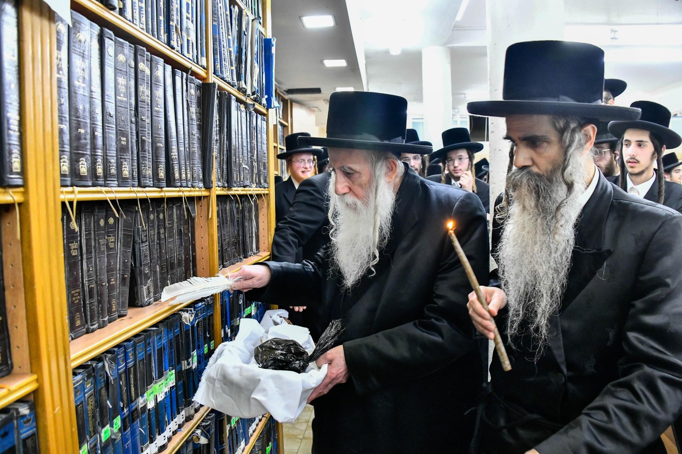 האדמו"ר ממכנובקא בעלזא בבדיקת חמץ