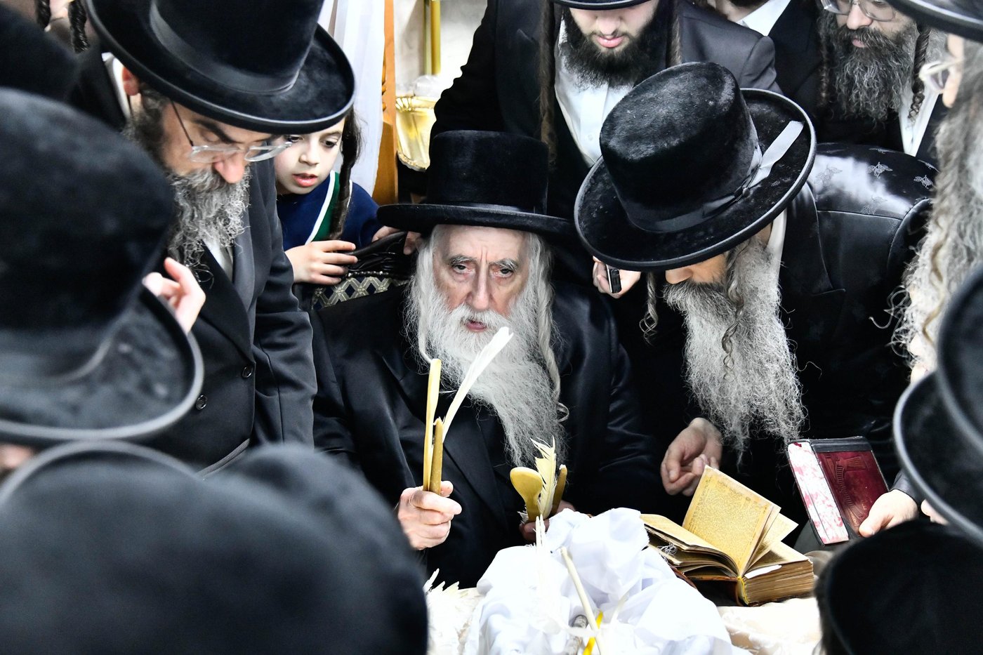 האדמו"ר ממכנובקא בעלזא בבדיקת חמץ