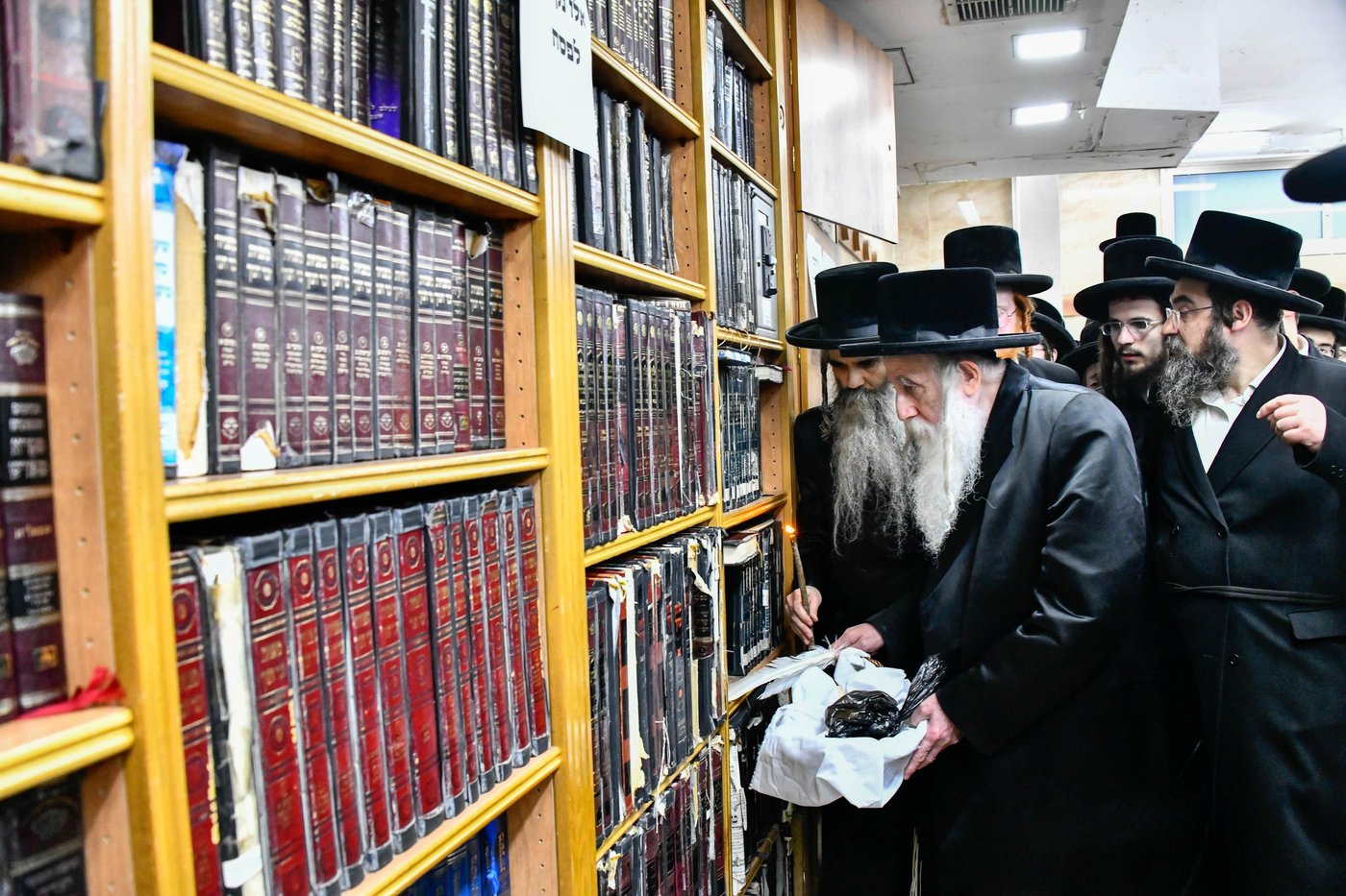 האדמו"ר ממכנובקא בעלזא בבדיקת חמץ