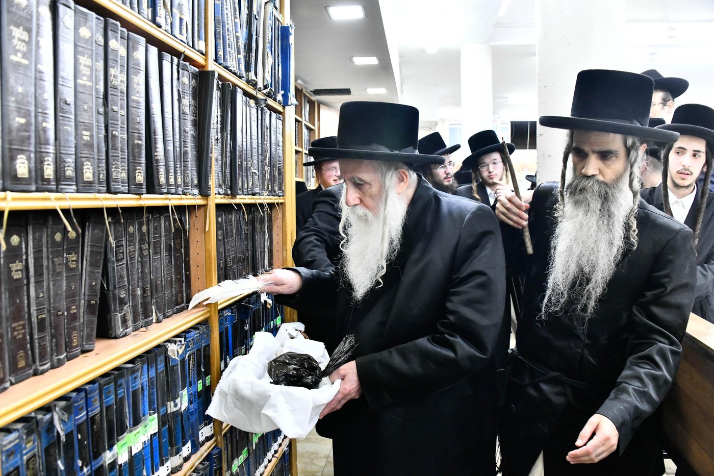 האדמו"ר ממכנובקא בעלזא בבדיקת חמץ