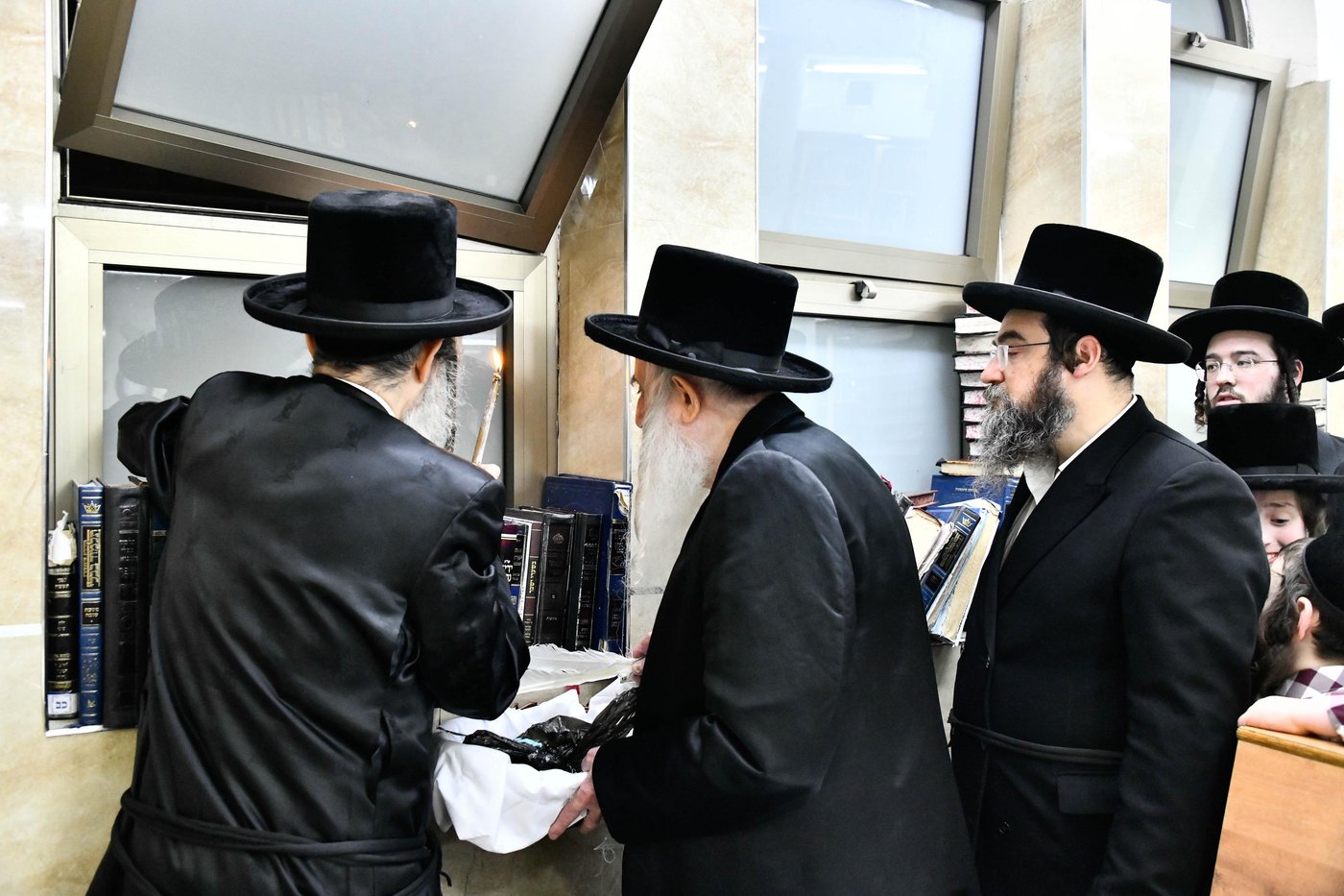 האדמו"ר ממכנובקא בעלזא בבדיקת חמץ