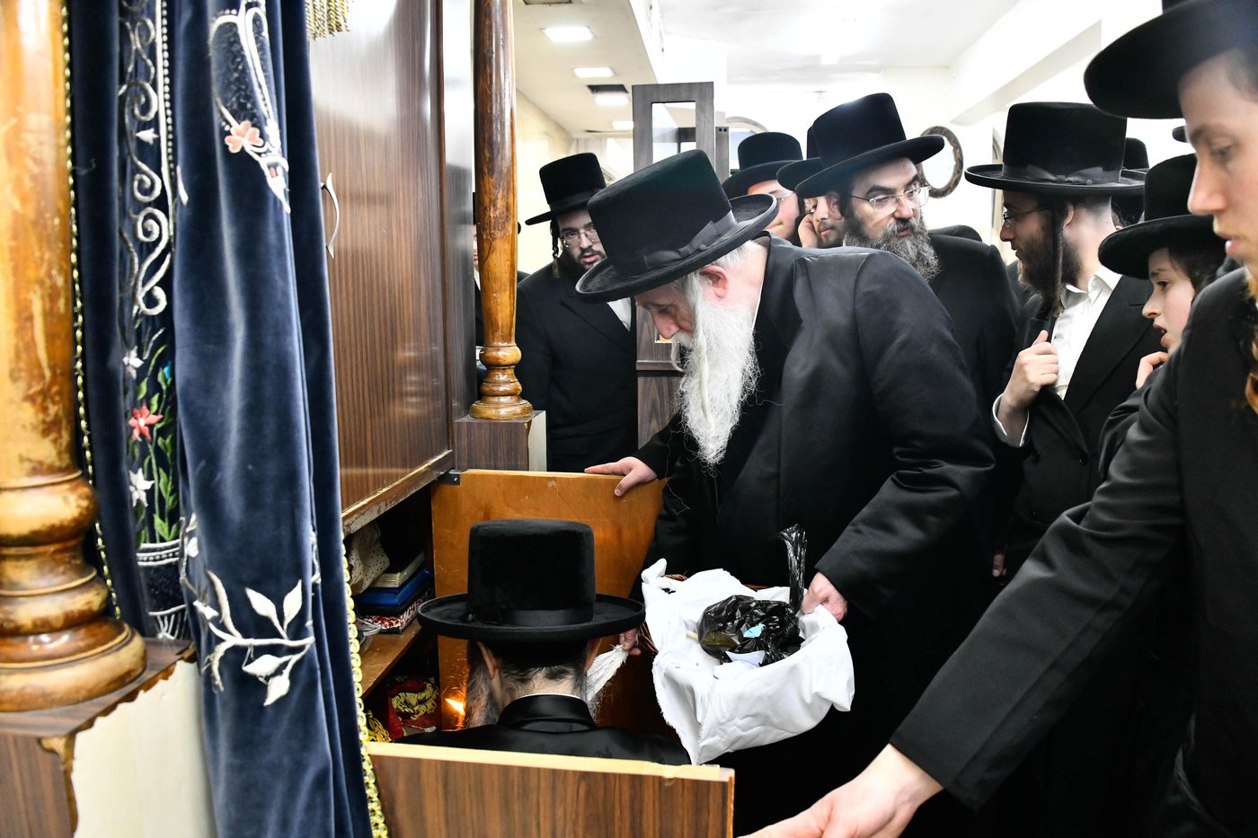 האדמו"ר ממכנובקא בעלזא בבדיקת חמץ