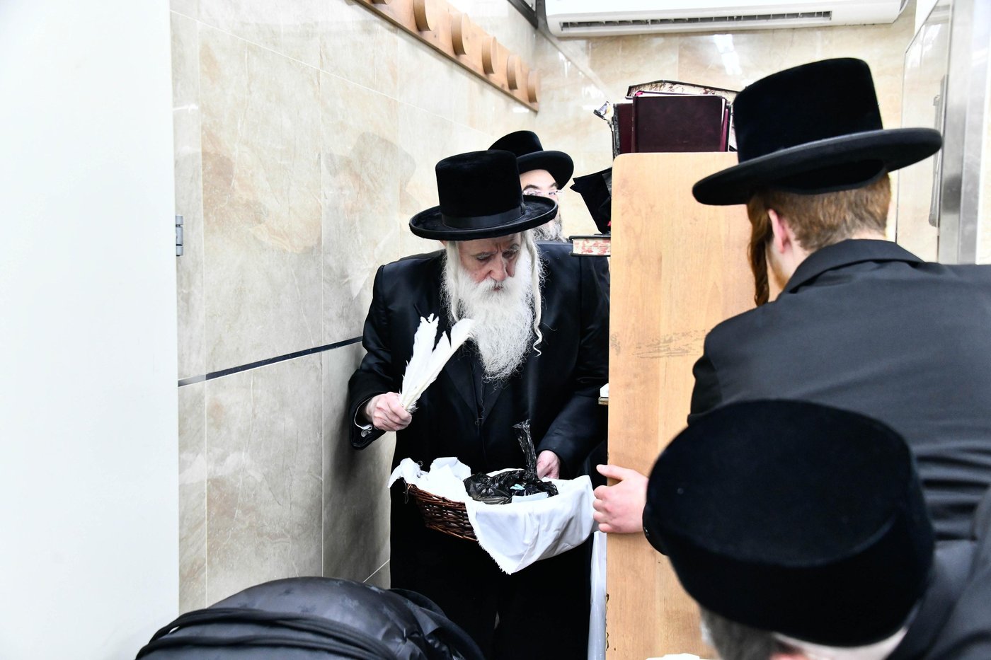 האדמו"ר ממכנובקא בעלזא בבדיקת חמץ