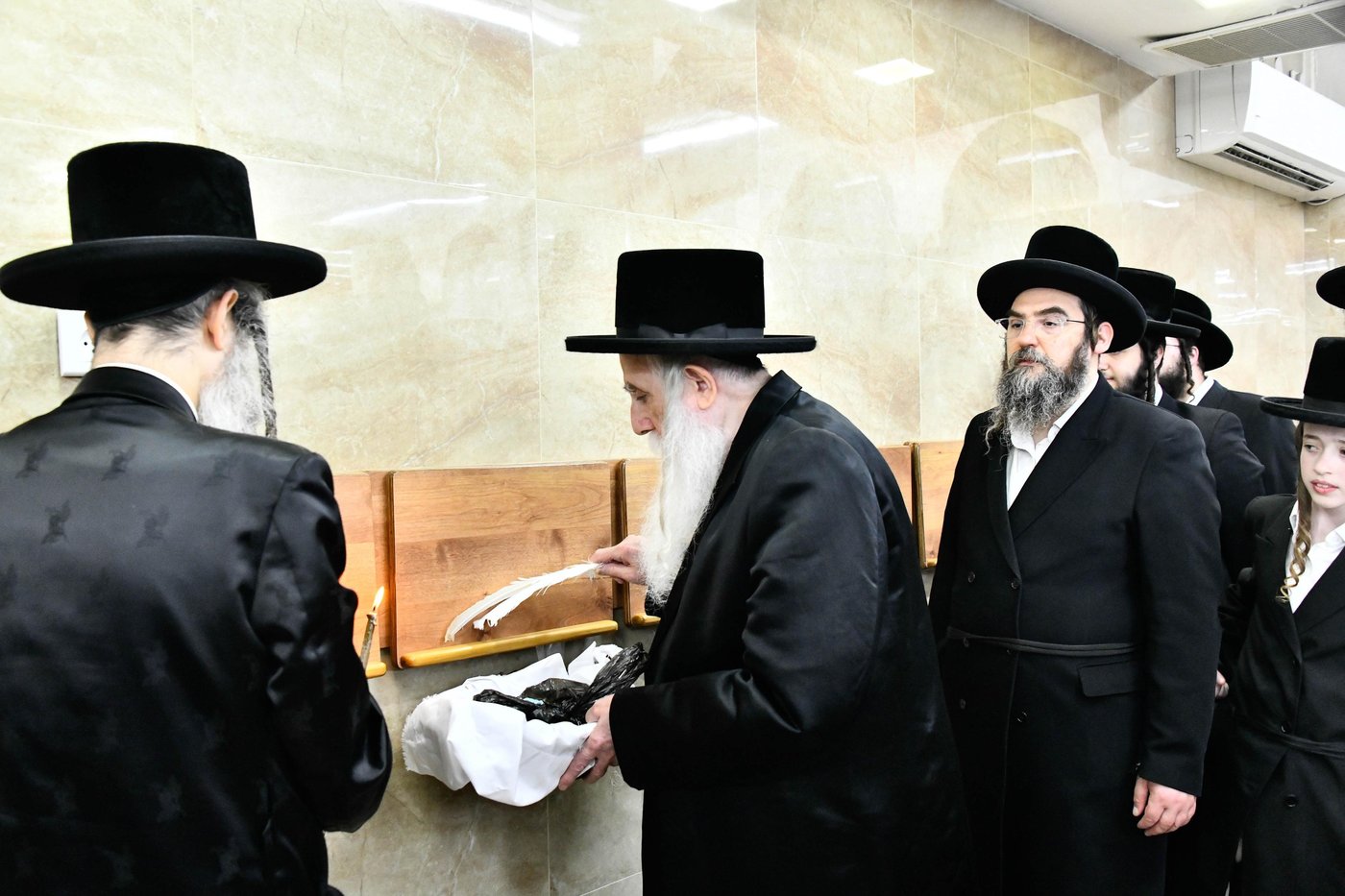 האדמו"ר ממכנובקא בעלזא בבדיקת חמץ