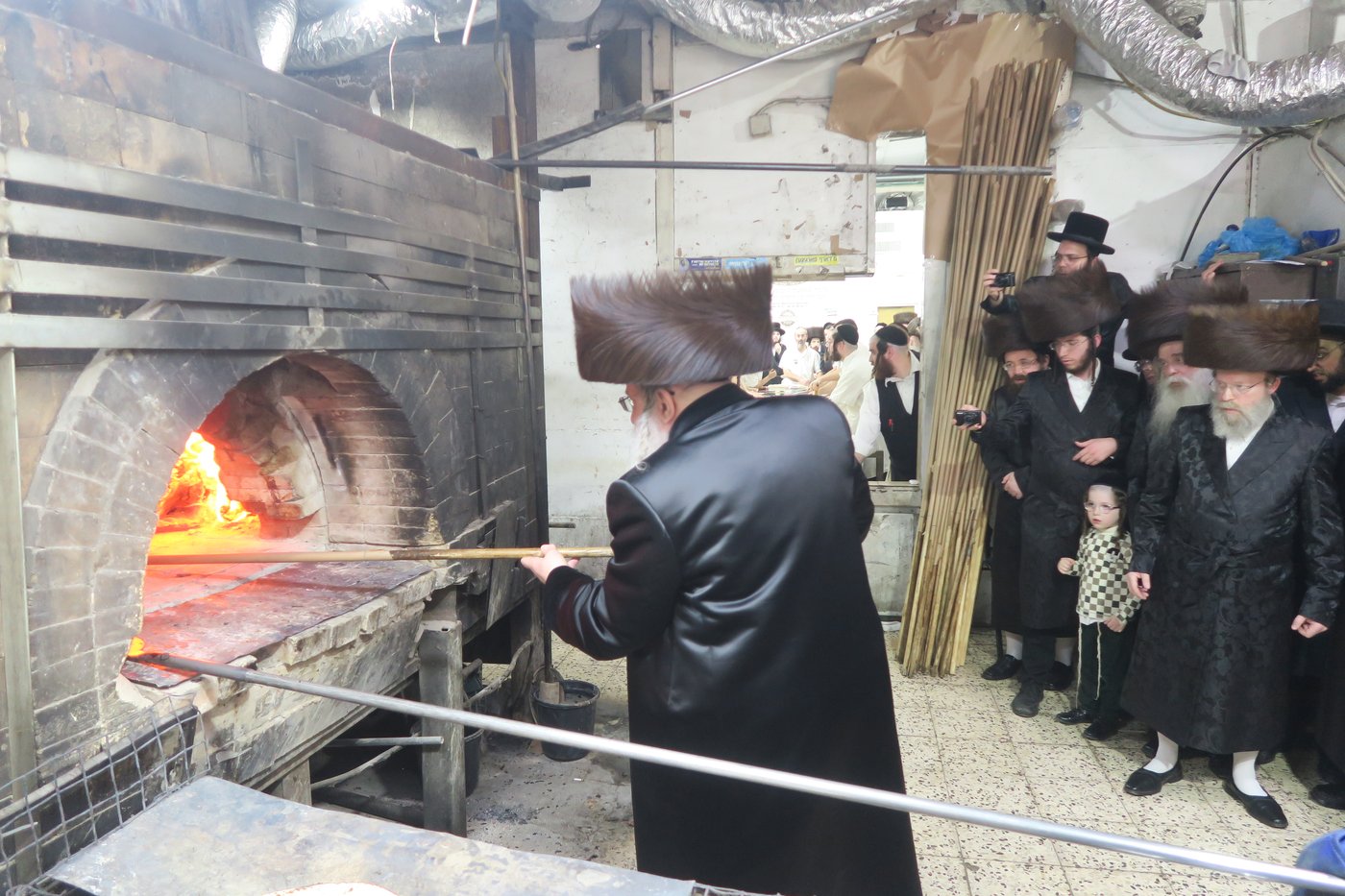 האדמו"ר מנדבורנה באפיית מצות מצווה