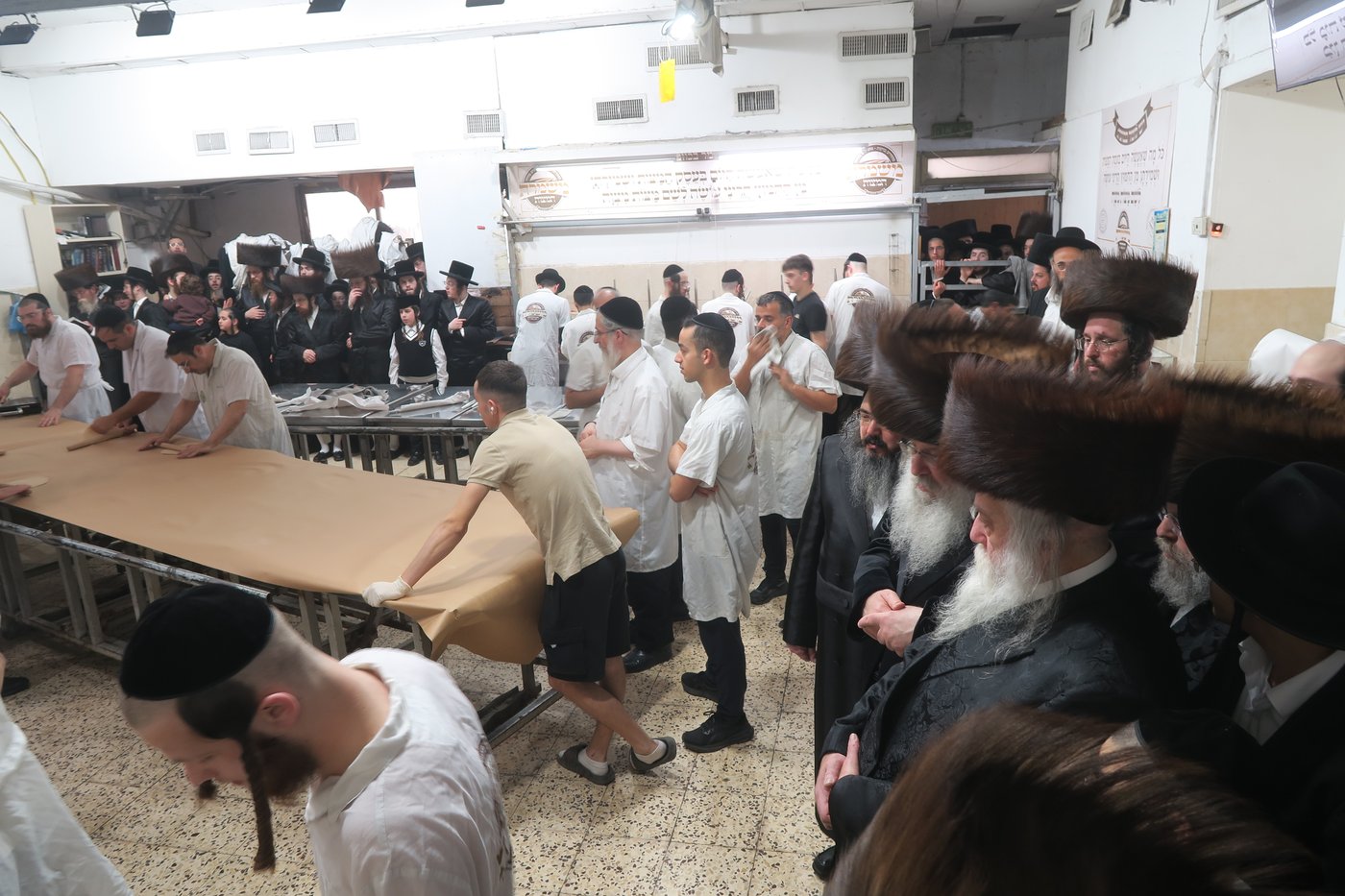 האדמו"ר מנדבורנה באפיית מצות מצווה