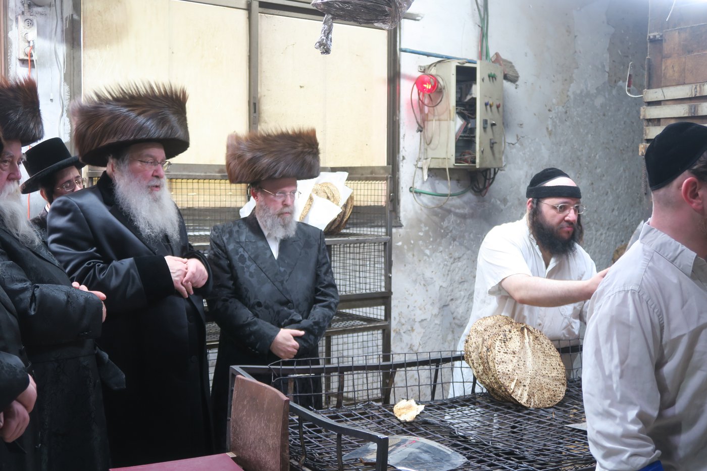 האדמו"ר מנדבורנה באפיית מצות מצווה