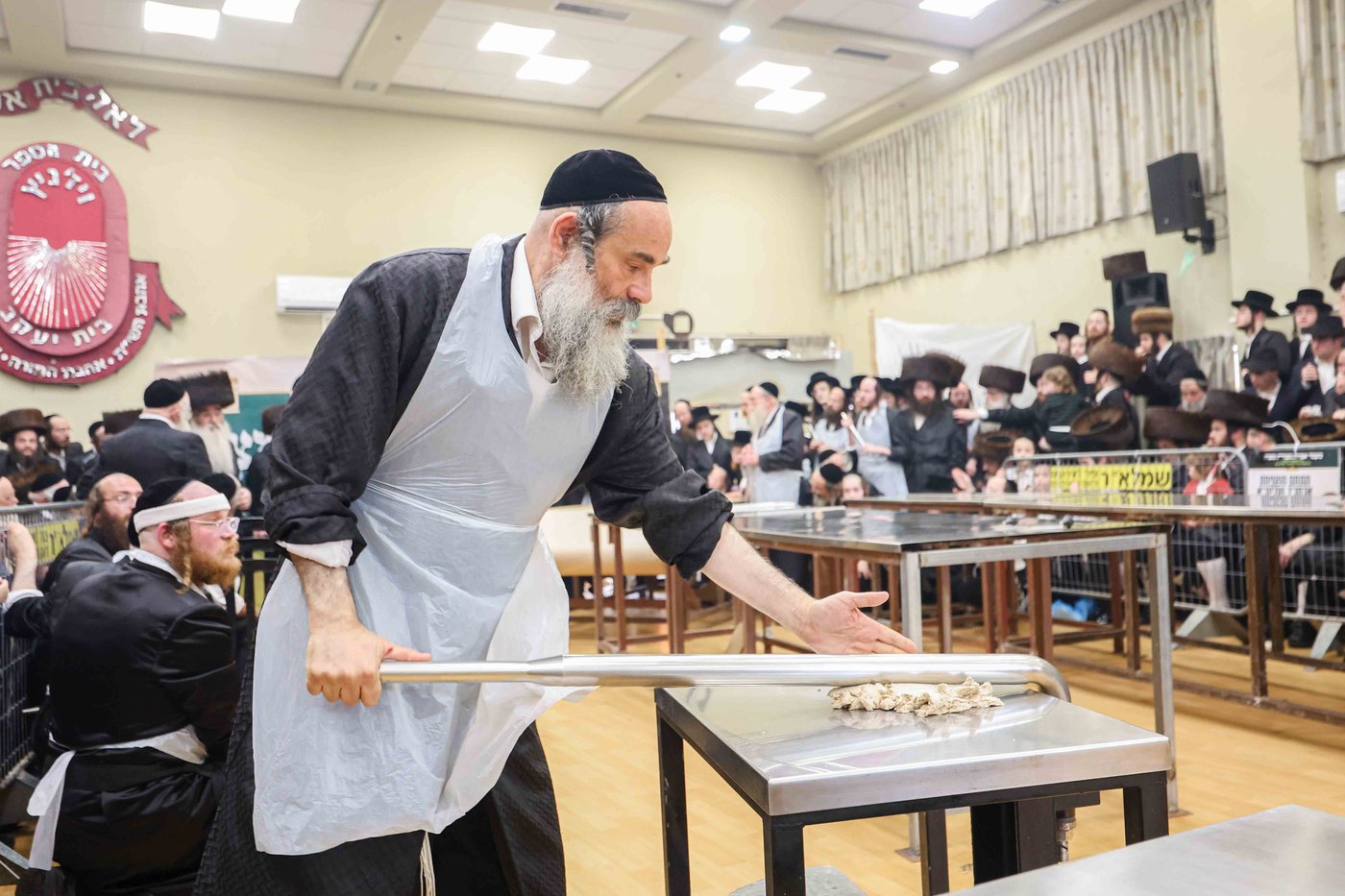 האדמו"ר מויז'ניץ באפיית מצות מצווה