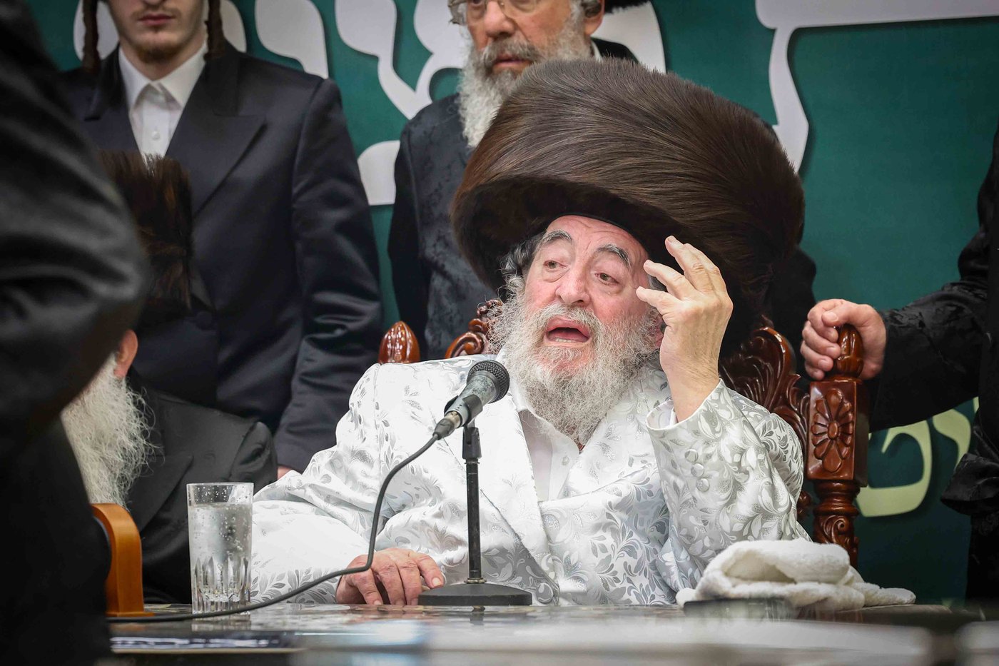 האדמו"ר מויז'ניץ באפיית מצות מצווה