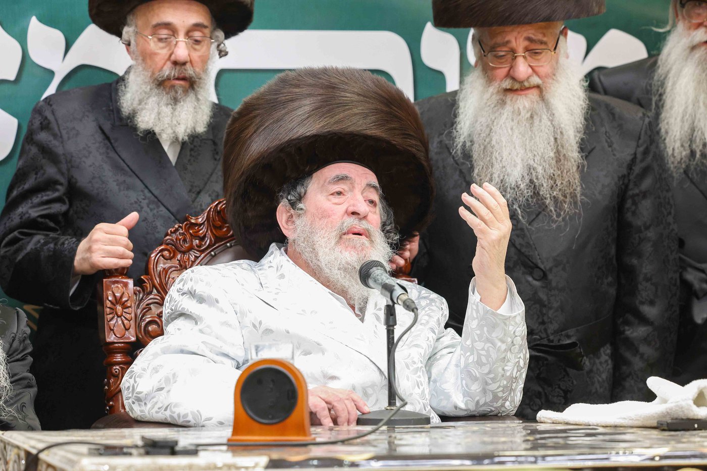 האדמו"ר מויז'ניץ באפיית מצות מצווה