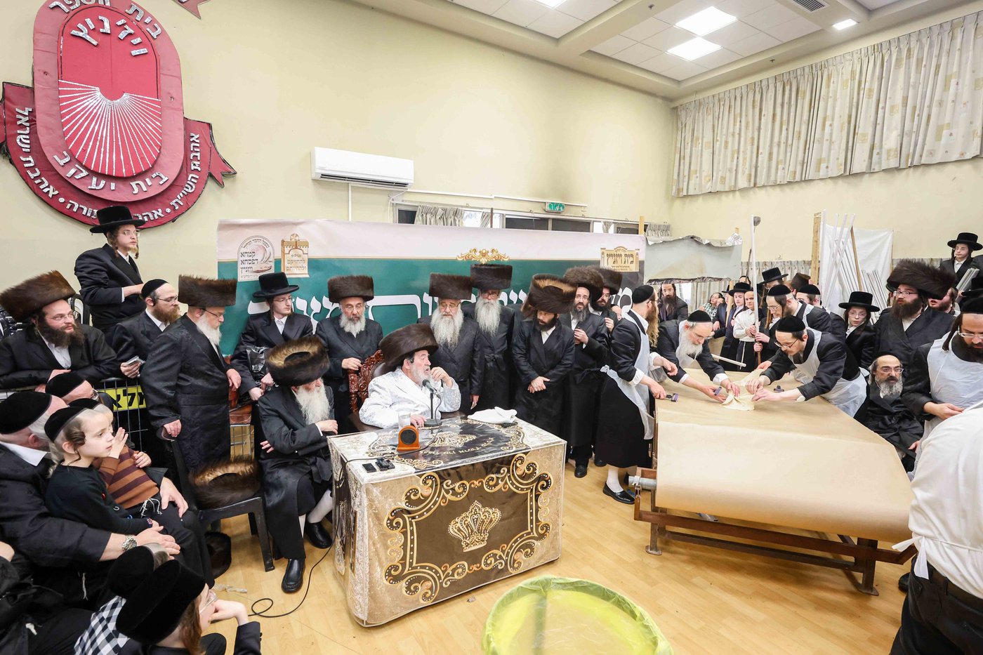 האדמו"ר מויז'ניץ באפיית מצות מצווה