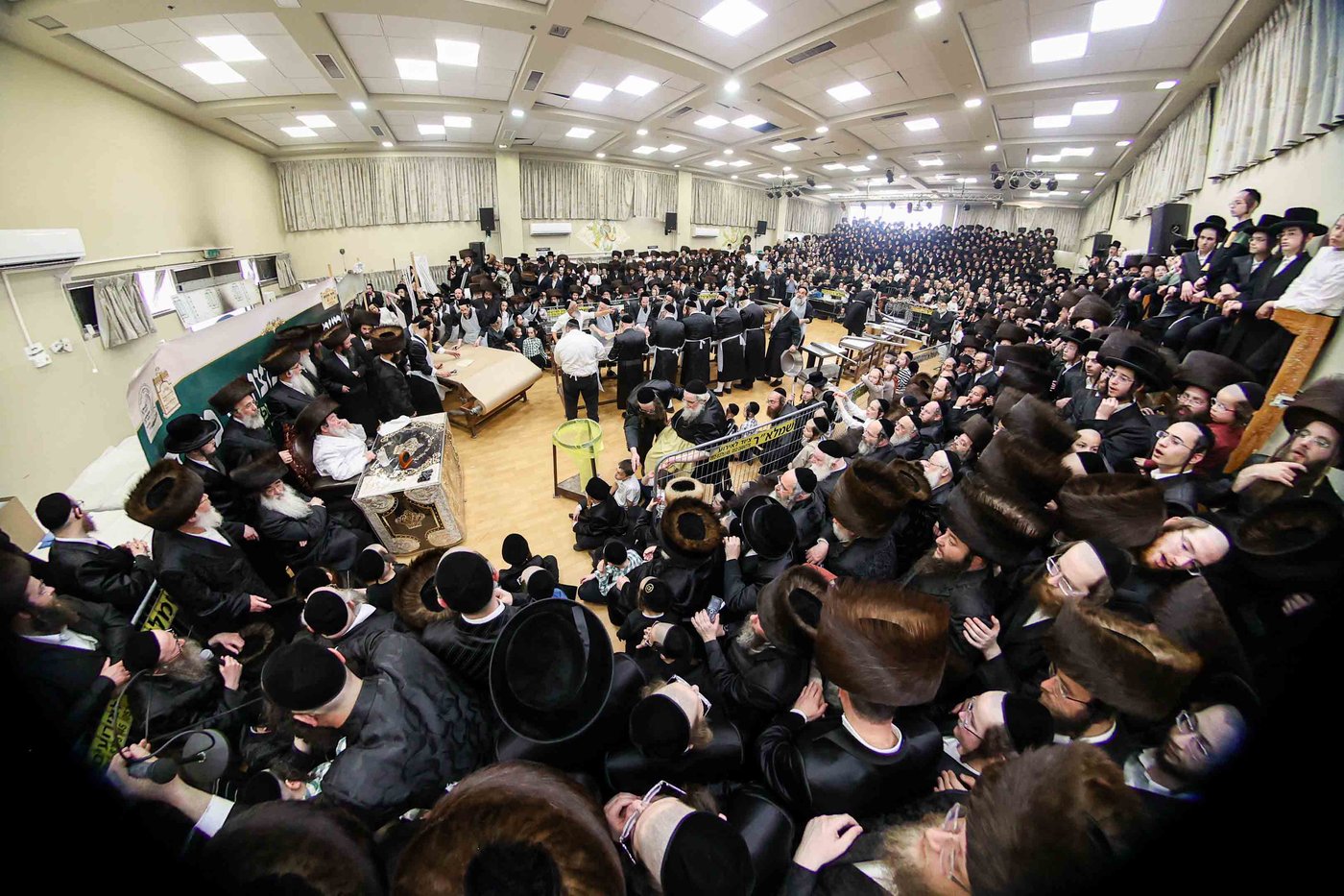 האדמו"ר מויז'ניץ באפיית מצות מצווה