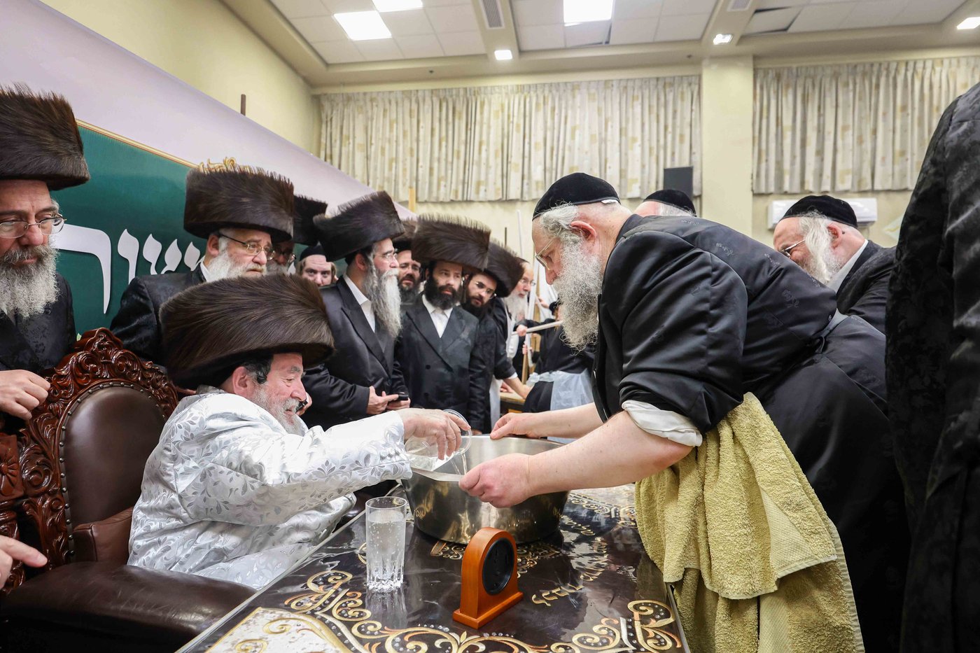 האדמו"ר מויז'ניץ באפיית מצות מצווה