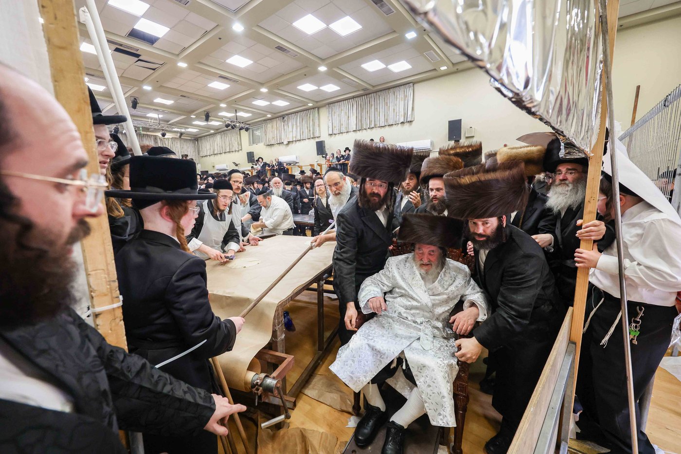 האדמו"ר מויז'ניץ באפיית מצות מצווה