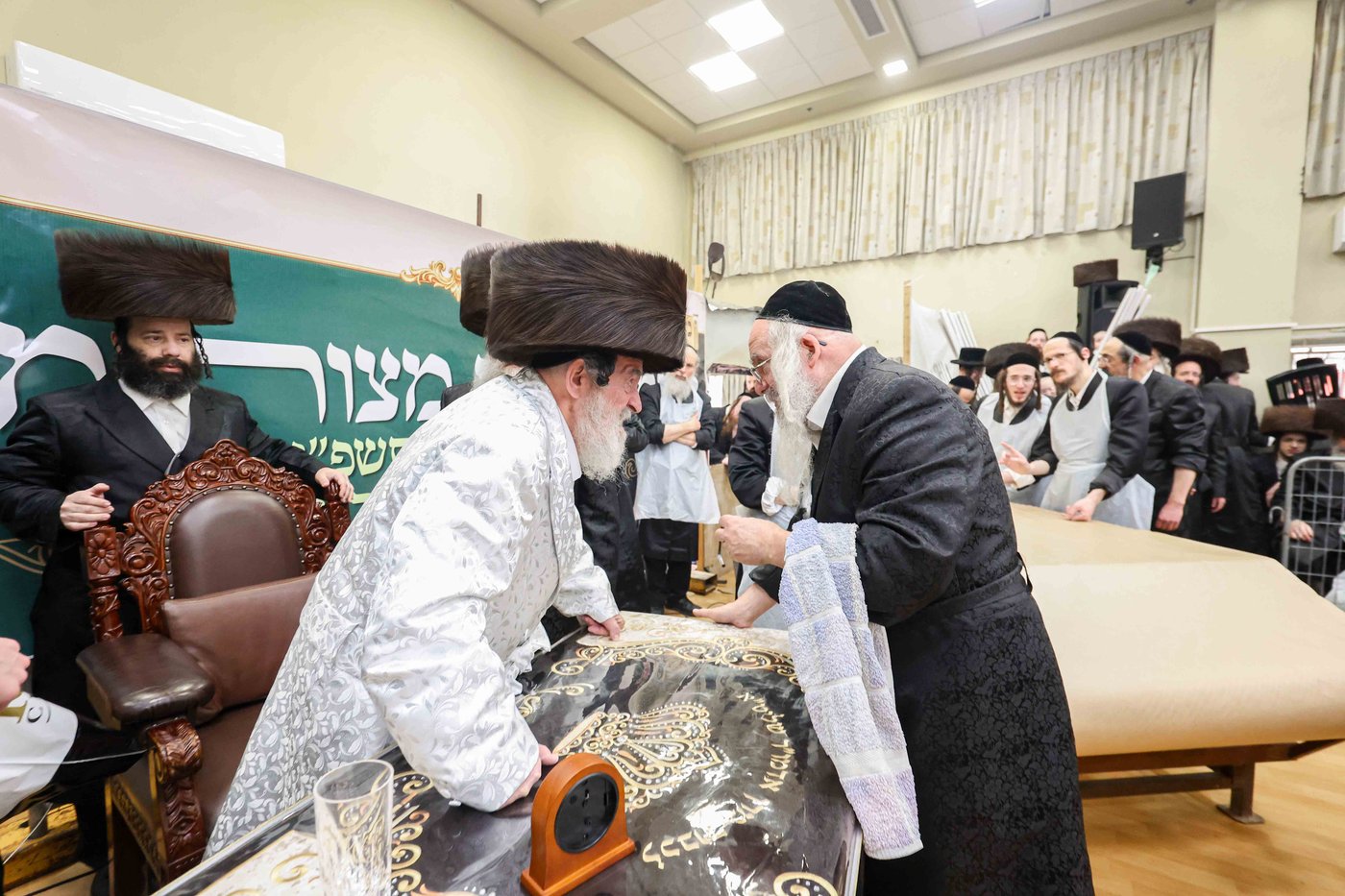 האדמו"ר מויז'ניץ באפיית מצות מצווה