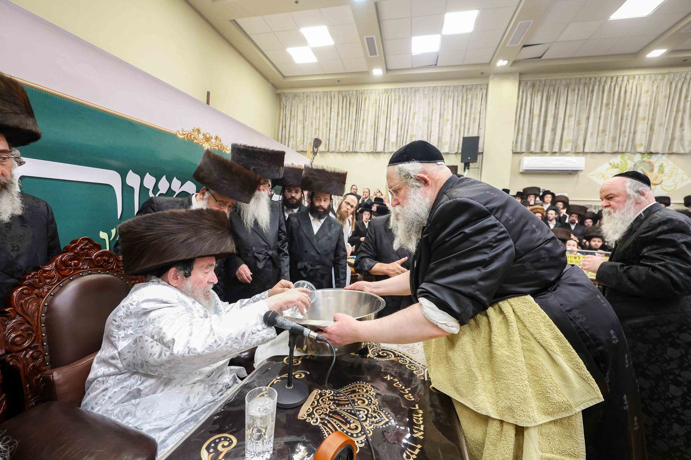 האדמו"ר מויז'ניץ באפיית מצות מצווה