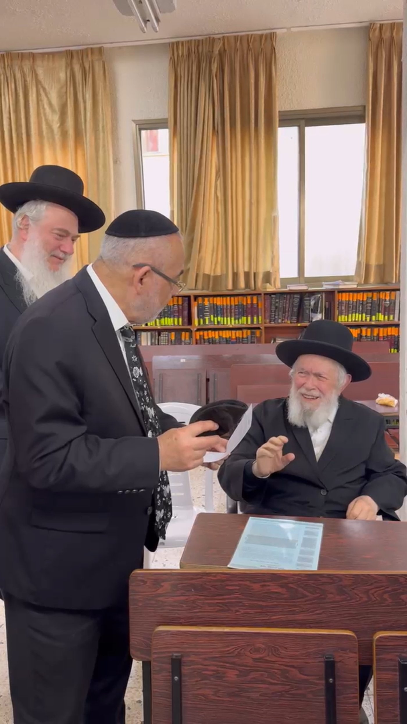 הגאון רבי יצחק זילברשטיין במכירת חמץ