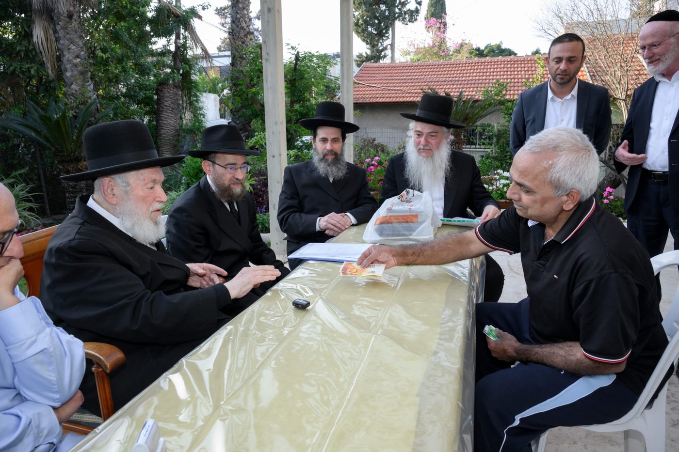 הגאון רבי יצחק זילברשטיין במכירת חמץ